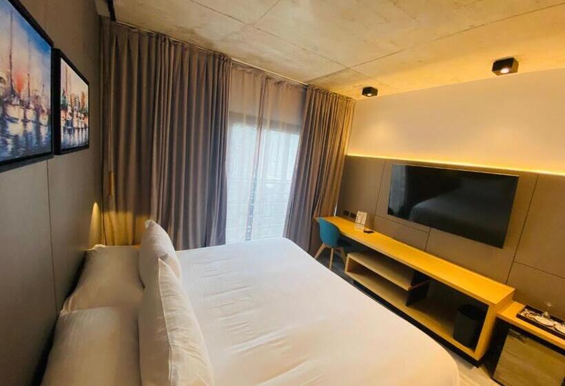 سوییت جونیور, La Capilla  Punta Del Este