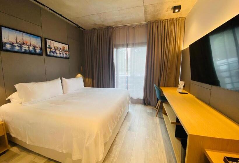 سوییت جونیور, La Capilla  Punta Del Este