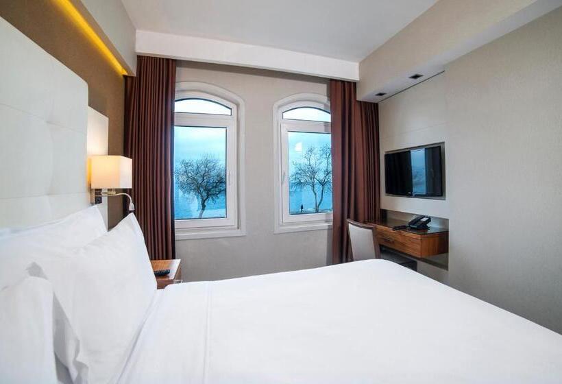 Superior Room Sea View with Balcony, Radisson Hotel Istanbul Sultanahmet