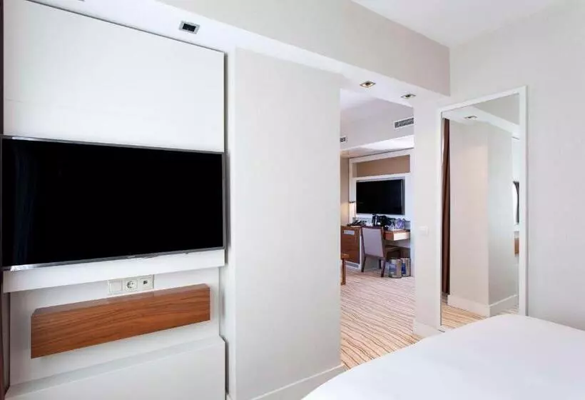 Superior Room Sea View with Balcony, Radisson Hotel Istanbul Sultanahmet
