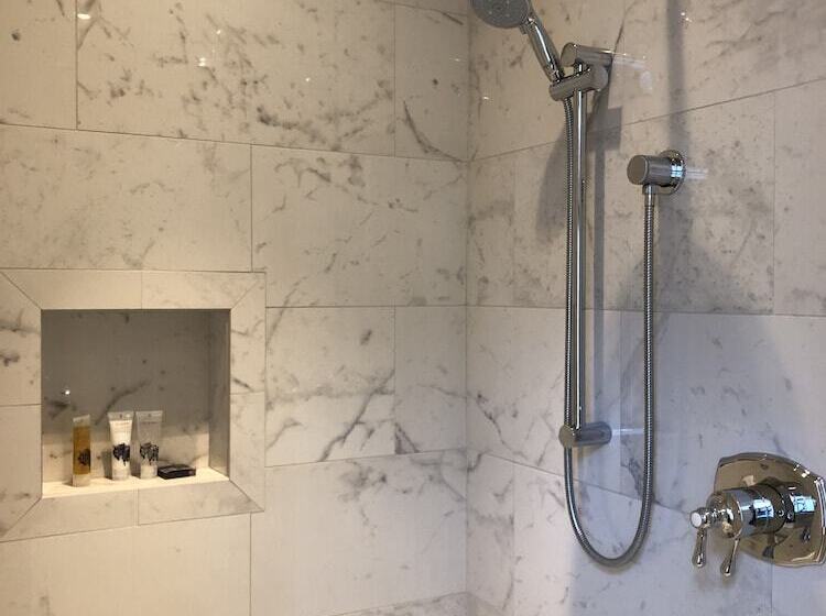 חדר פרמיום, The Adelphi