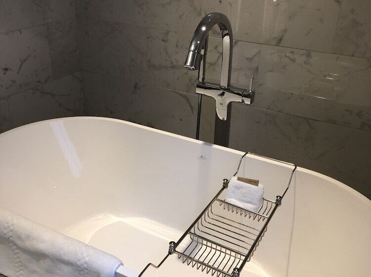 חדר פרמיום, The Adelphi