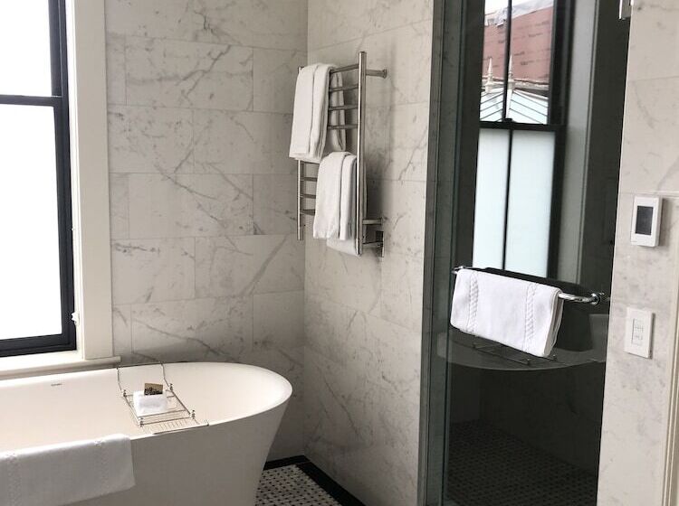 סוויטת פרמיום, The Adelphi