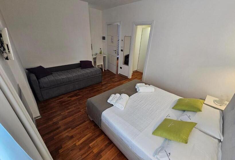 اتاق لوکس چهار تخته, B&b White Con Parcheggio Privato