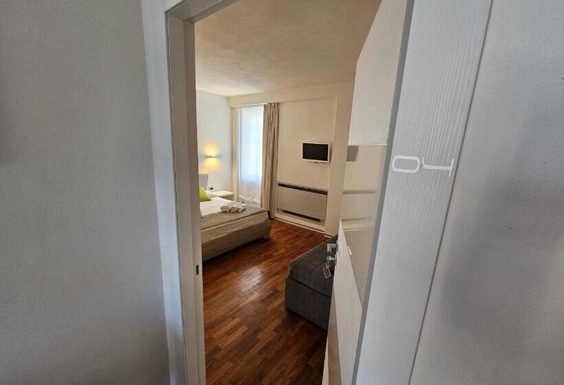 اتاق لوکس چهار تخته, B&b White Con Parcheggio Privato