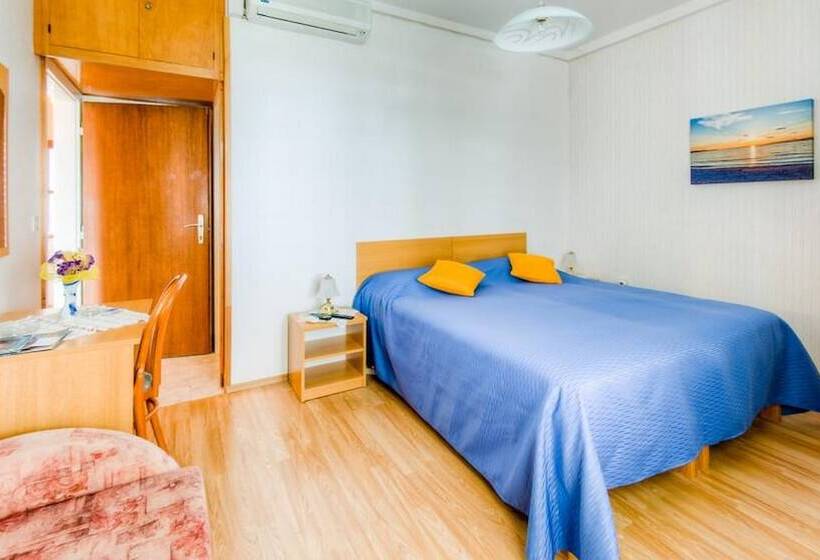 חדר סופריור לשלושה עם נוף לים, Guest House Villa Nina