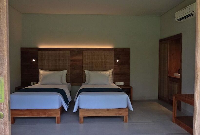اتاق لوکس با چشم‌انداز استخر, Umadewi Surf & Retreat