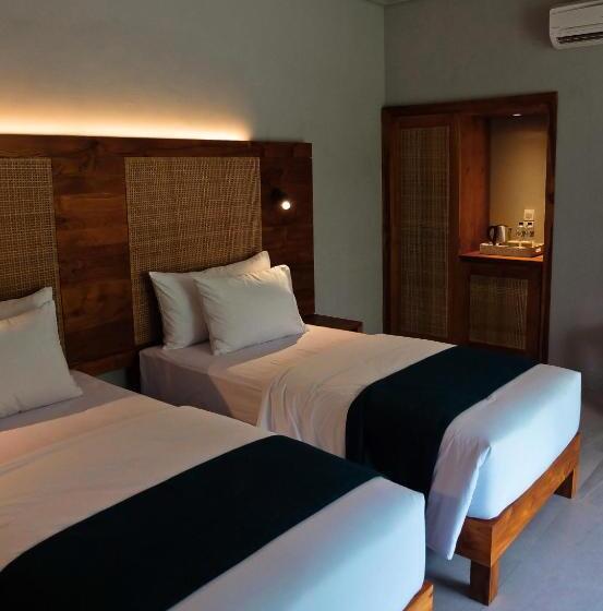 اتاق لوکس با چشم‌انداز استخر, Umadewi Surf & Retreat