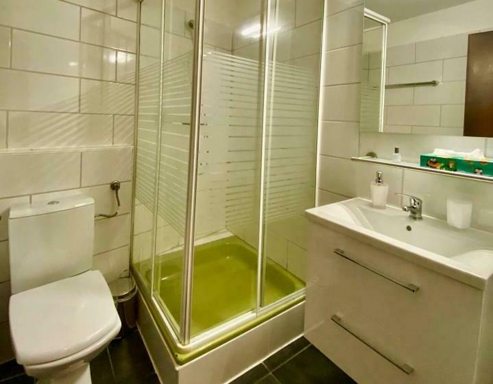 חדר אקונומי לשלושה, Krone Riesling