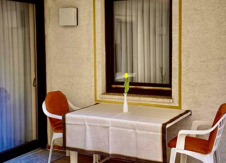 חדר אקונומי לשלושה, Krone Riesling