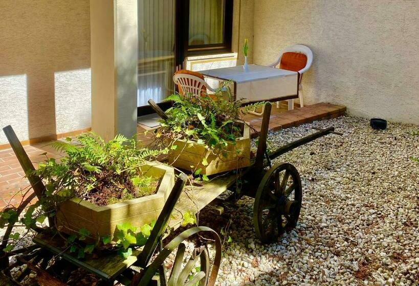 חדר אקונומי לשלושה, Krone Riesling