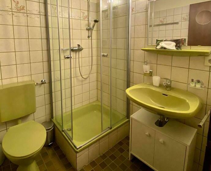 חדר אקונומי לשלושה, Krone Riesling