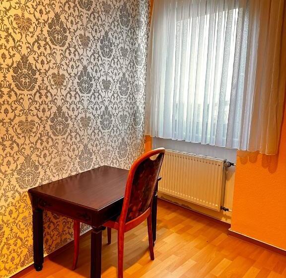 חדר אקונומי לשלושה, Krone Riesling