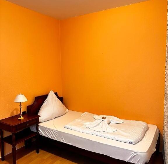 חדר אקונומי לשלושה, Krone Riesling