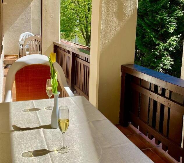 חדר משפחתי, Krone Riesling