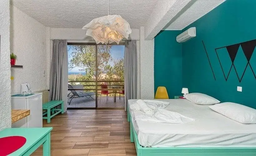 庭の見えるジュニアスイート, The Bongos   Socially Conscious Rooms, Part Of The Room Rate Goes To Charity