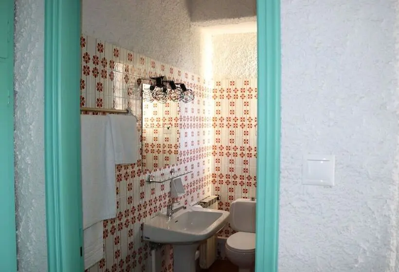 バルコニー付きジュニアスイート, The Bongos   Socially Conscious Rooms, Part Of The Room Rate Goes To Charity