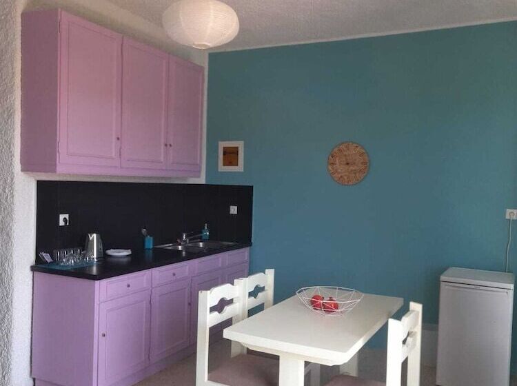 جناح جونيور مزوَّد بشرفة, The Bongos   Socially Conscious Rooms, Part Of The Room Rate Goes To Charity