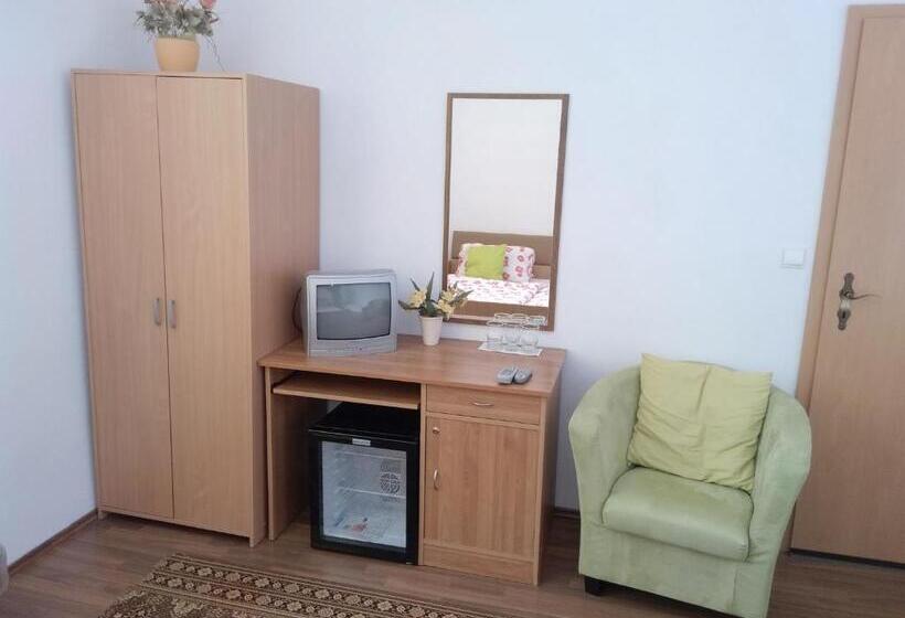 Стандартный внешний трехместный номер с ванной комнатой, Pension Motel Anna