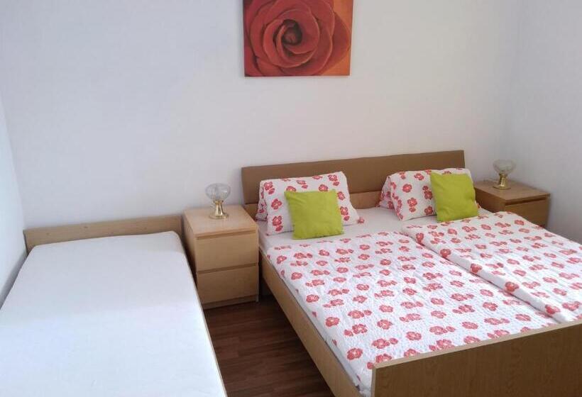 Стандартный внешний трехместный номер с ванной комнатой, Pension Motel Anna