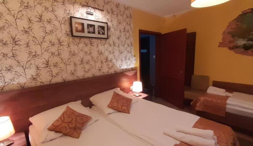 Quarto Triplo Estandar com Sacada, Pensjonat Zielone Wzgórze W Bolesławowie