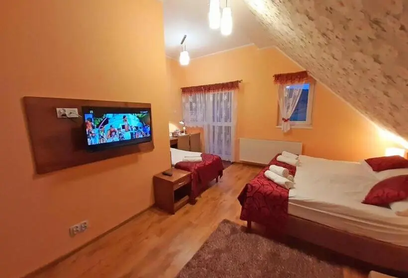 Standard Kolmen Hengen Huone, Pensjonat Zielone Wzgórze W Bolesławowie