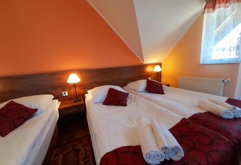 Quarto Quadruple Standart com Varanda, Pensjonat Zielone Wzgórze W Bolesławowie