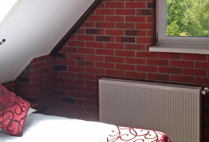 Escritório Estándar, Pensjonat Zielone Wzgórze W Bolesławowie