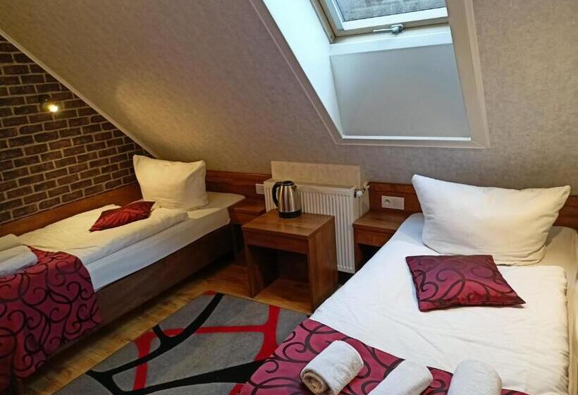 Escritório Estándar, Pensjonat Zielone Wzgórze W Bolesławowie