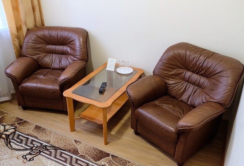 سوییت جونیور, Karkushin Dom