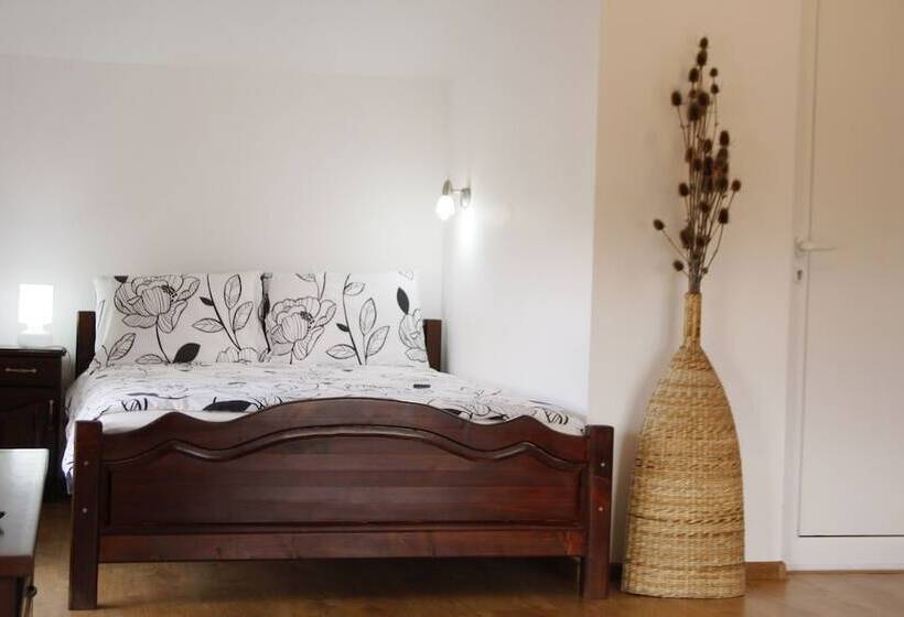 Номер Стандарт Трехместный, Iliikova House