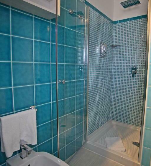 اتاق سوپریور, Regina Simius