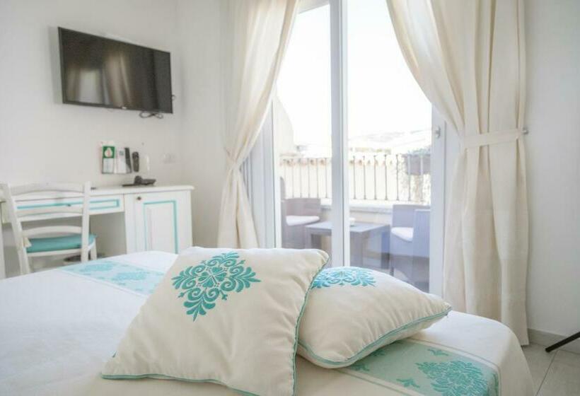 اتاق سوپریور, Regina Simius