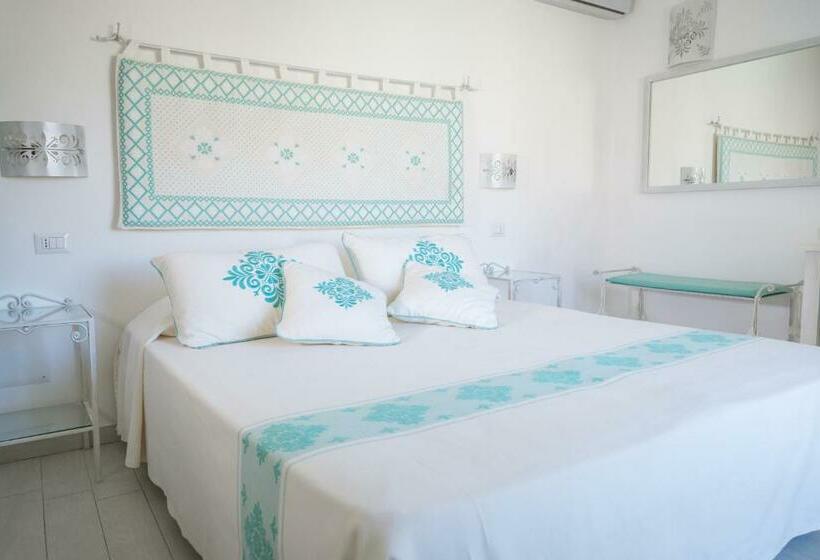 اتاق سوپریور, Regina Simius