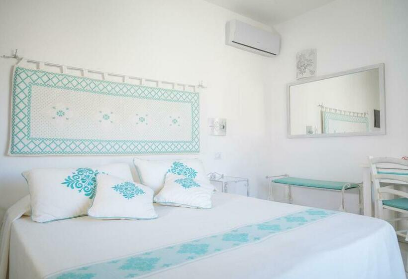 اتاق سوپریور, Regina Simius