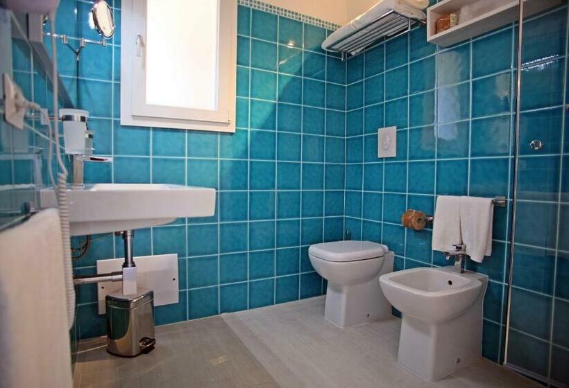 اتاق سوپریور, Regina Simius