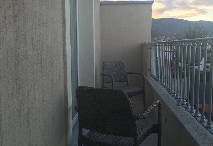 اتاق سوپریور, Regina Simius