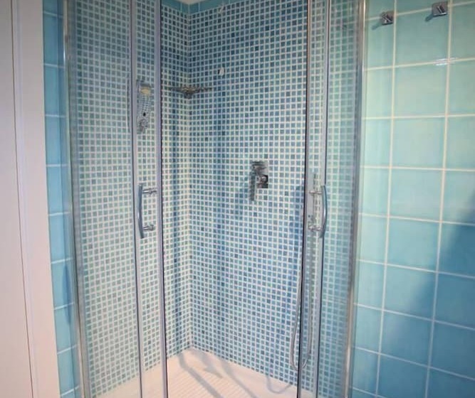 اتاق سوپریور, Regina Simius