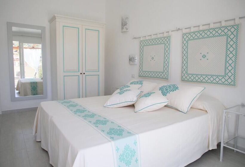 اتاق سوپریور, Regina Simius