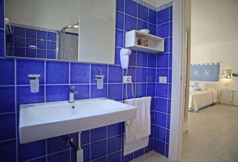 اتاق خانوادگی, Regina Simius