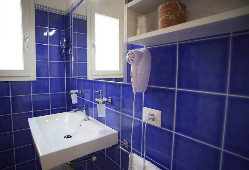 اتاق خانوادگی, Regina Simius