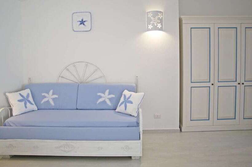 اتاق خانوادگی, Regina Simius