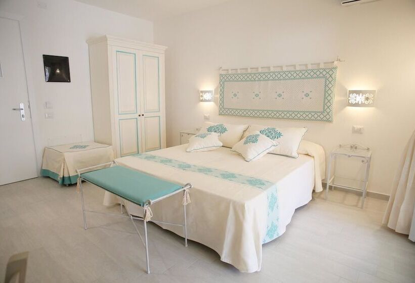 اتاق سوپریور, Regina Simius