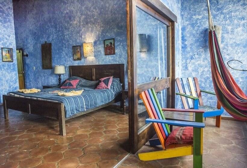 سوییت لوکس, La Iguana Perdida Hostel