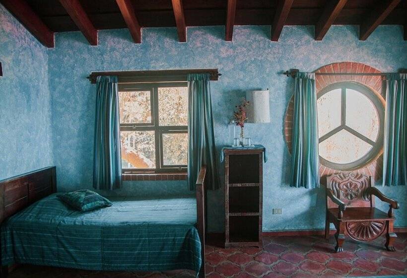 سوییت لوکس, La Iguana Perdida Hostel