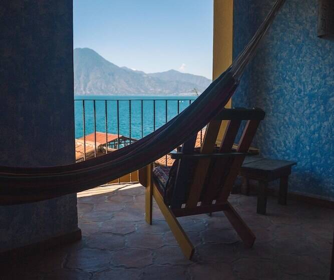 سوییت لوکس, La Iguana Perdida Hostel