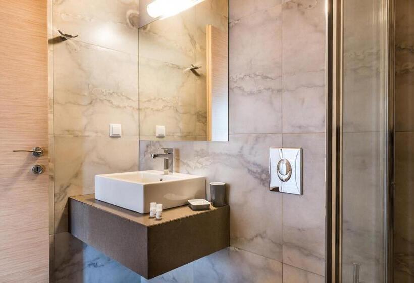 חדר בסיסי, Vergina Beach