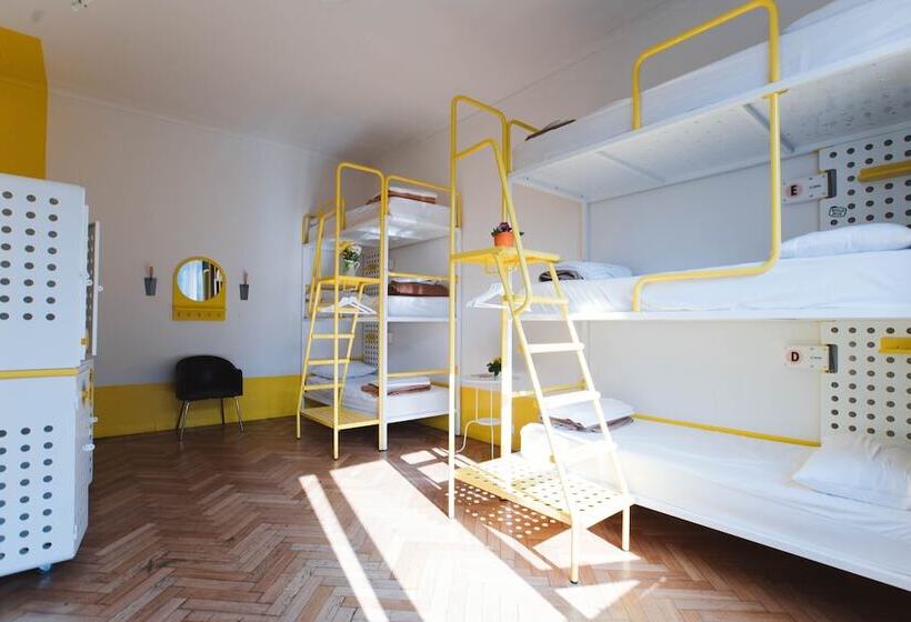 ルームシェアのワンベッド, Ostello Bello Lake Como