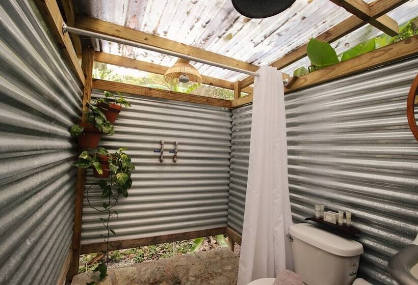 استودیوی لوکس, Hacienda Tres Casitas