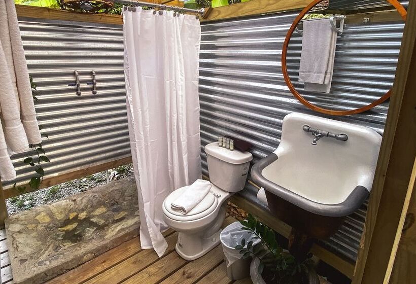 استودیوی لوکس, Hacienda Tres Casitas